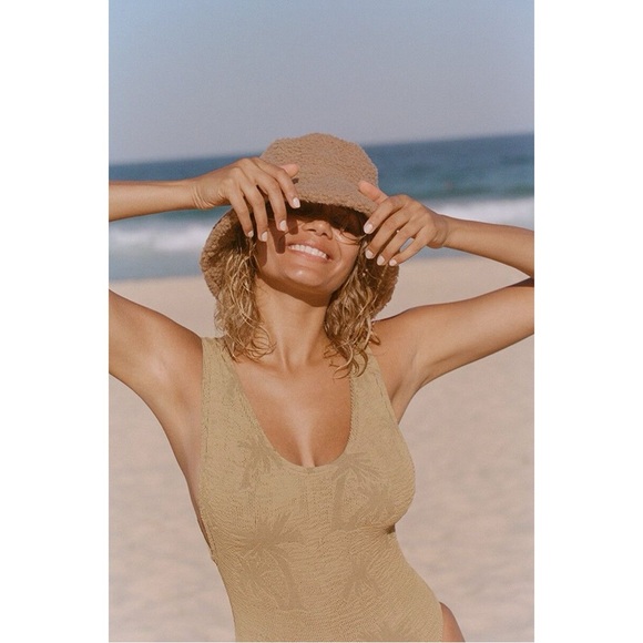 LACK OF COLOR TEDDY BUCKET HAT - CAMEL - Picture 9 of 15